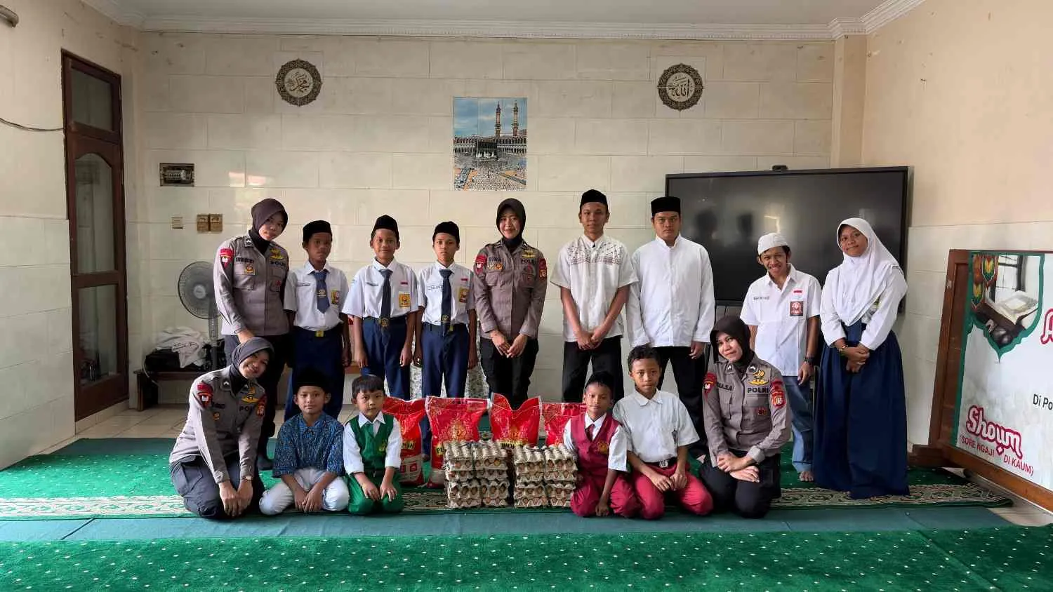Polwan Batalyon B Pelopor Dekatkan Polri dengan Anak Lewat Aksi Sosial 1 Polwan Batalyon B Pelopor Dekatkan Polri dengan Anak Lewat Aksi Sosial