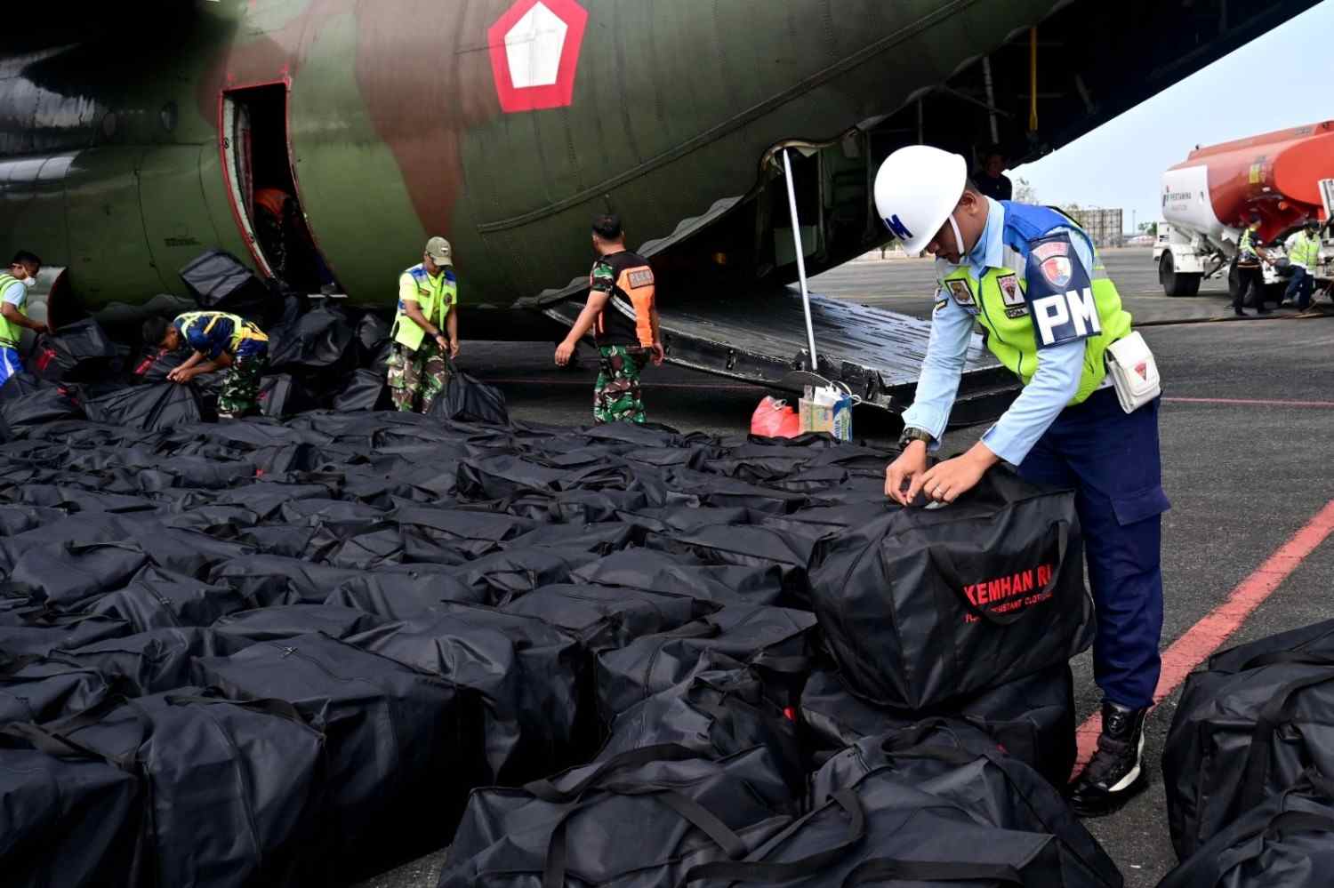 Hercules TNI AU Bawa 500 Koli APD untuk Perkuat Penanganan Karhutla Kalsel