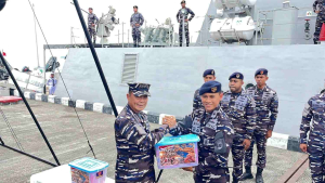 KRI Bawal-875 Kirim 2 Ton Bantuan untuk Korban Gempa NTT dan Flores