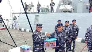 KRI Bawal-875 Kirim 2 Ton Bantuan untuk Korban Gempa NTT dan Flores