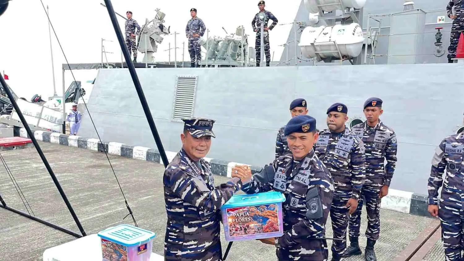 KRI Bawal-875 Kirim 2 Ton Bantuan untuk Korban Gempa NTT dan Flores 1 KRI Bawal-875 Kirim 2 Ton Bantuan untuk Korban Gempa NTT dan Flores