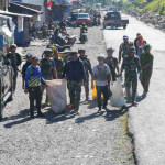 HUT TNI Ke-81, Kodim Puncak Jaya Ajak Warga Bersihkan Trans Papua