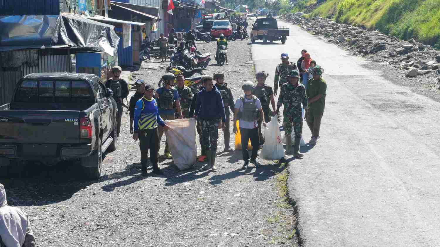 HUT TNI Ke-81, Kodim Puncak Jaya Ajak Warga Bersihkan Trans Papua