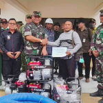TNI Salurkan Peralatan Pemadam untuk Perkuat Penanganan Karhutla di Melawi