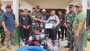 TNI Salurkan Peralatan Pemadam untuk Perkuat Penanganan Karhutla di Melawi
