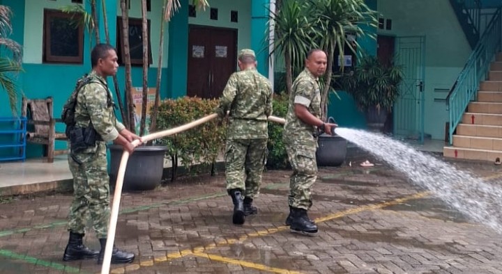 Koramil Pondok Aren Bersihkan Lapangan SMA BINS Terdampak Abu Vulkanik 1 Koramil Pondok Aren Bersihkan Lapangan SMA BINS Terdampak Abu Vulkanik