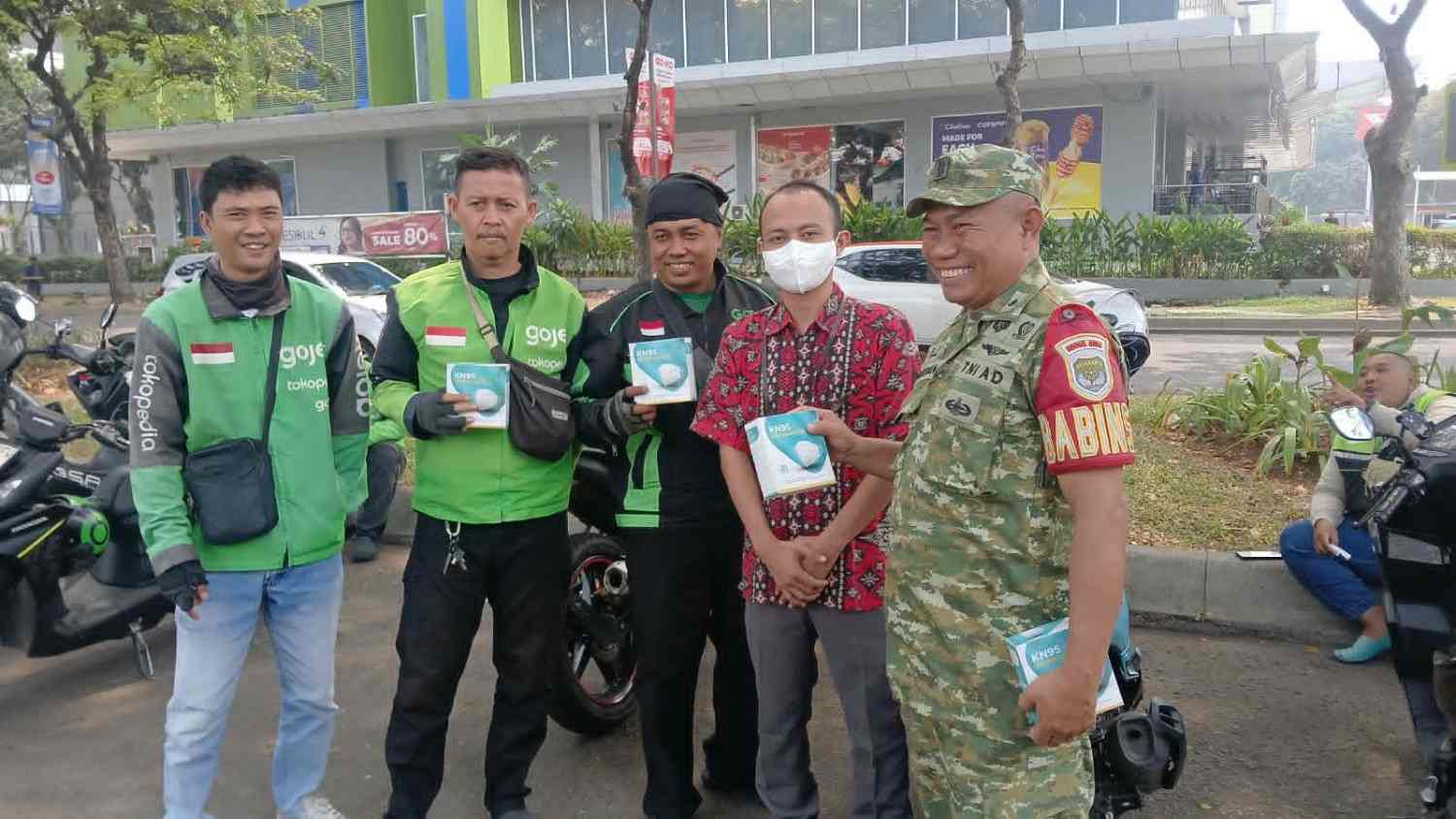 Babinsa Pondok Aren Bagikan Masker kepada Ojol Antisipasi Abu Vulkanik 1 Babinsa Pondok Aren Bagikan Masker kepada Ojol Antisipasi Abu Vulkanik