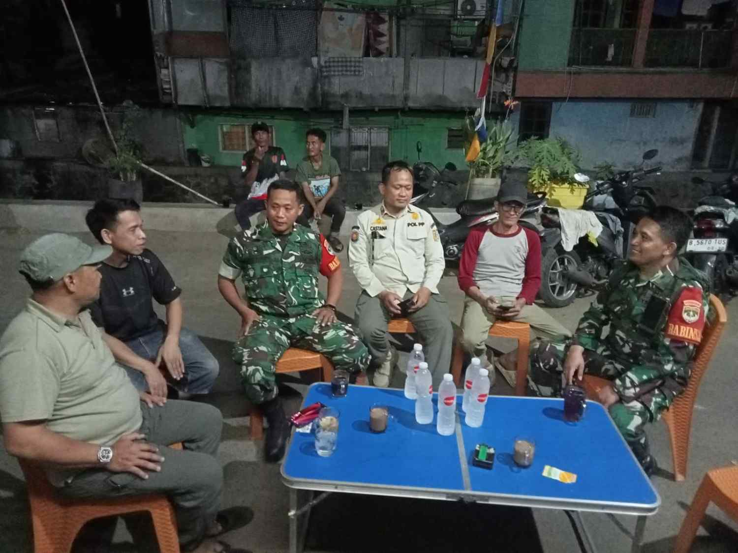 Koramil Jatinegara Intensifkan Patroli Bersama Warga Jaga Kamtibmas 1 Koramil Jatinegara Intensifkan Patroli Bersama Warga Jaga Kamtibmas