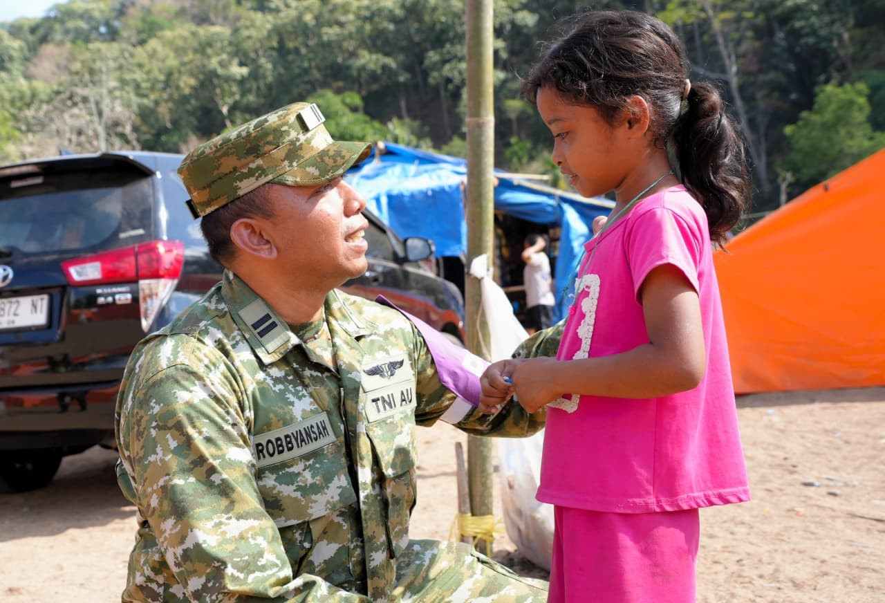 Puspsi TNI Berikan Trauma Healing bagi Anak Penyintas Gempa NTT