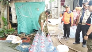 Koramil Serpong Salurkan 5.000 Liter Air Bersih untuk Warga Setu