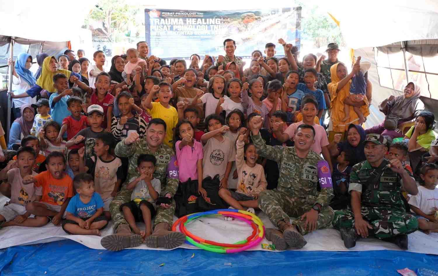 Puspsi TNI Berikan Trauma Healing bagi Penyintas Gempa Manggarai
