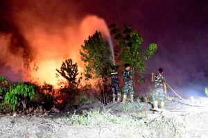 Dini Hari, Satgas Karhutla Lanud Sjamsudin Noor Kembali Hadang Api