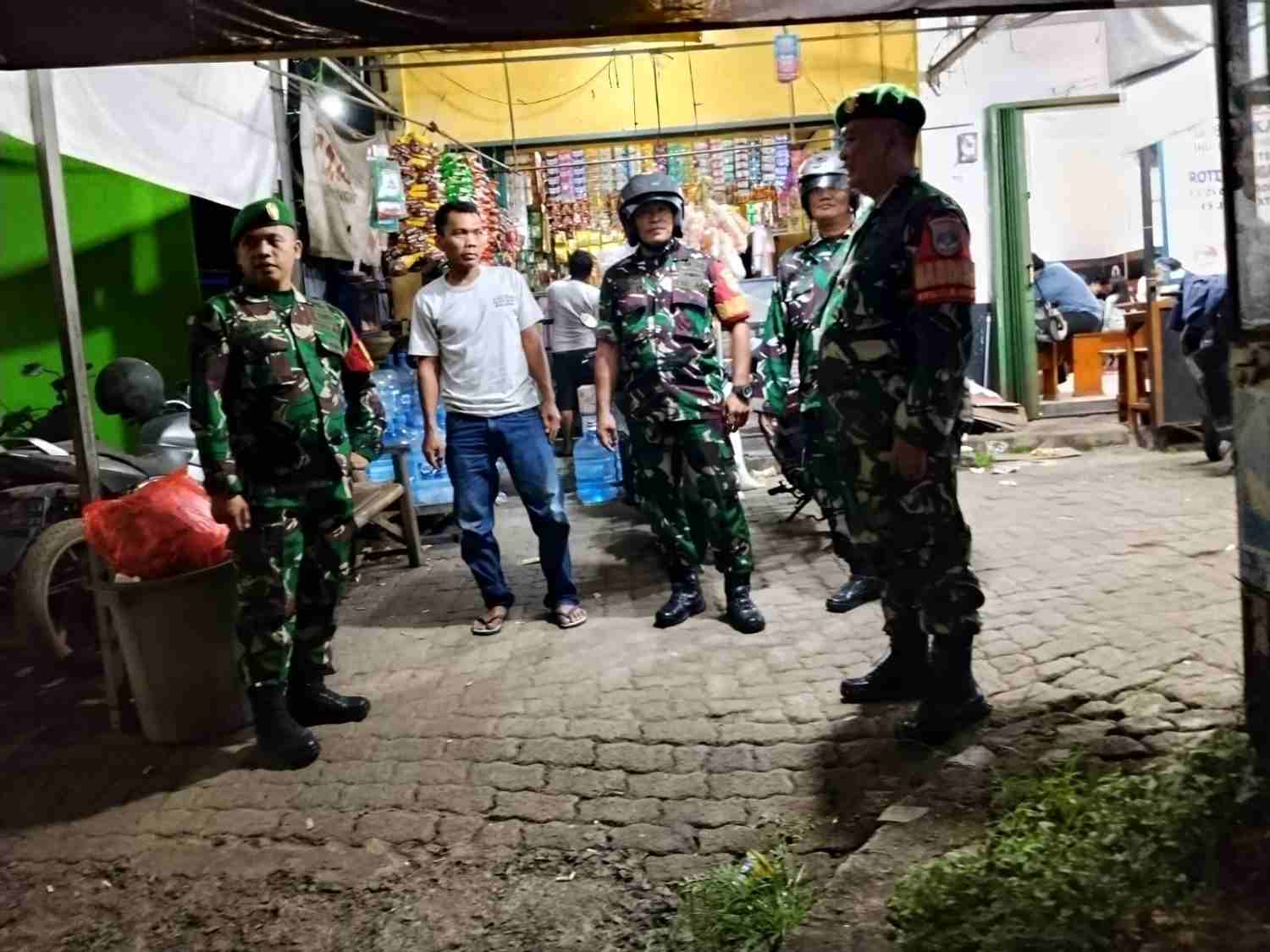Babinsa Ciledug dan Serpong Bersama Komduk Patroli Malam Jaga Kamtibmas 1 Babinsa Ciledug dan Serpong Bersama Komduk Patroli Malam Jaga Kamtibmas