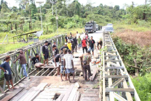 TNI-Polri dan Warga Perbaiki Dua Jembatan di Poros Logpon-Dekai