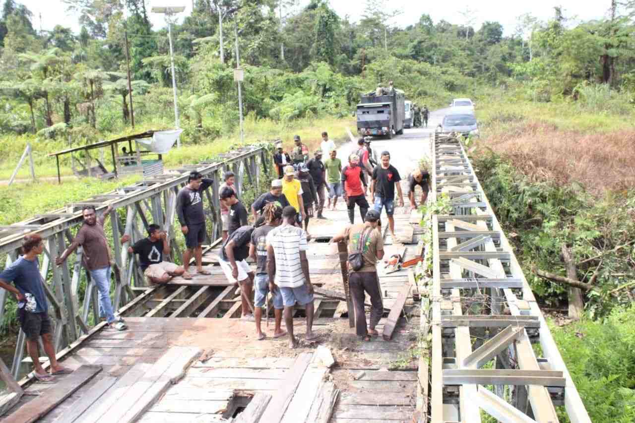 TNI-Polri dan Warga Perbaiki Dua Jembatan di Poros Logpon-Dekai 1 TNI-Polri dan Warga Perbaiki Dua Jembatan di Poros Logpon-Dekai