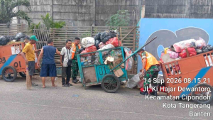 Babinsa dan DLH Bersihkan Tumpukan Sampah di Gondrong