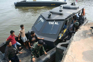 Lanal Banjarmasin Evakuasi 22 Korban KM Virgo Transport 8