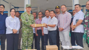 Satgas Karhutla TNI Kawal Bantuan Korporasi untuk Desa Terdampak di Melawi