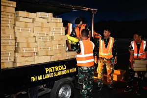 Hercules TNI AU Bawa Oksigen dan 500 Koli Selang Pemadam ke Kalsel