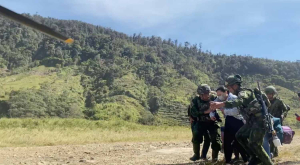 Akses Darat Terhambat, TNI Evakuasi Ibu Sinta dari Mbua ke Wamena