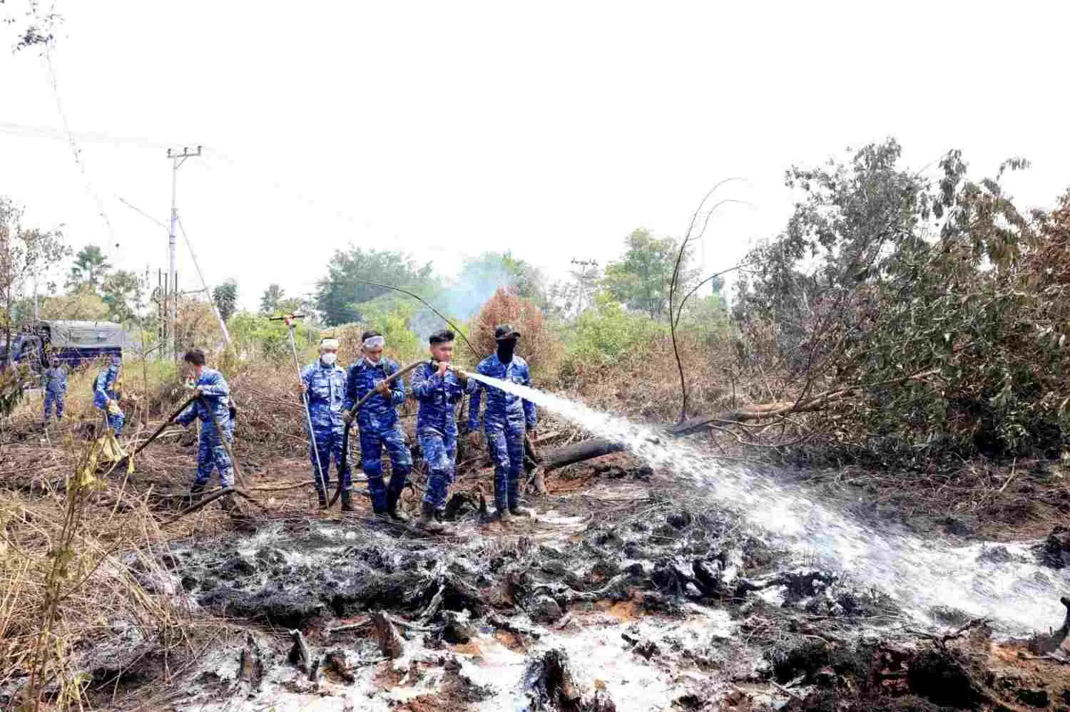 Lanud Sjamsudin Noor Atasi Karhutla Gambut dengan Tangki Portable