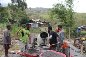 Kodim 1714 Puncak Jaya Bangun Jembatan Merah Putih Bersama Warga