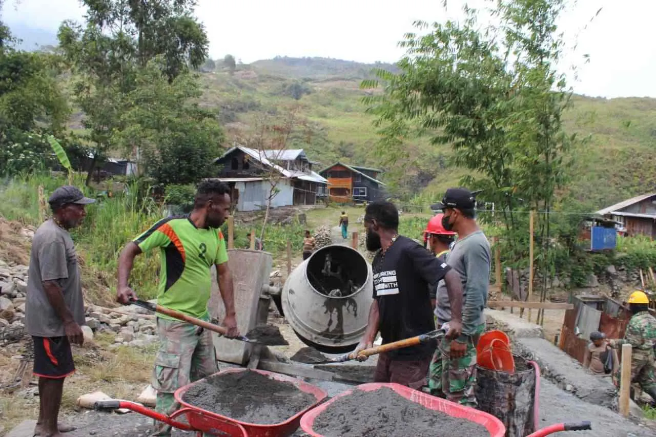 Kodim 1714 Puncak Jaya Bangun Jembatan Merah Putih Bersama Warga