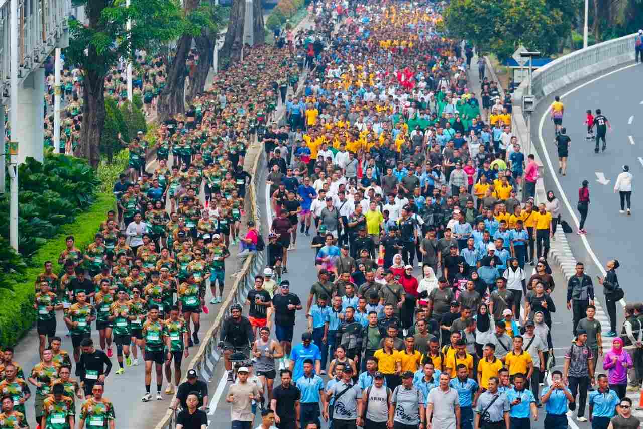 10 Ribu Peserta Ikuti Fun Walk HUT Ke-81 TNI dari Senayan ke Monas