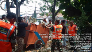 Koramil Tangerang Bersama Warga Bersihkan Tumpukan Sampah di Gerendeng