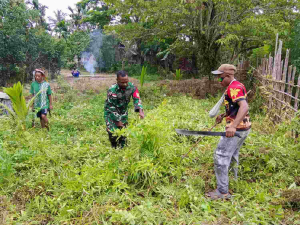 TNI dan Warga Batom Gotong Royong Sambut HUT Ke-81 TNI