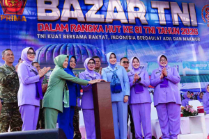 Waketum Dharma Pertiwi Buka Bazar TNI Sambut HUT Ke-81