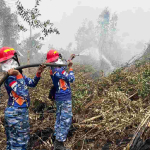 Asap Masih Mengepul, Satgas Lanud Sjamsudin Noor Perkuat Pembasahan Gambut