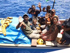 KRI WSH-991 Evakuasi 11 Warga Papua Nugini di Samudra Pasifik