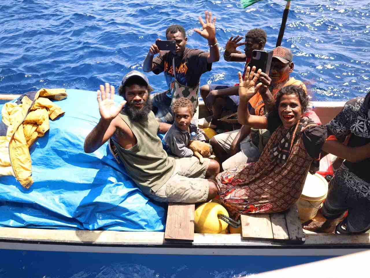 KRI WSH-991 Evakuasi 11 Warga Papua Nugini di Samudra Pasifik 1 KRI WSH-991 Evakuasi 11 Warga Papua Nugini di Samudra Pasifik