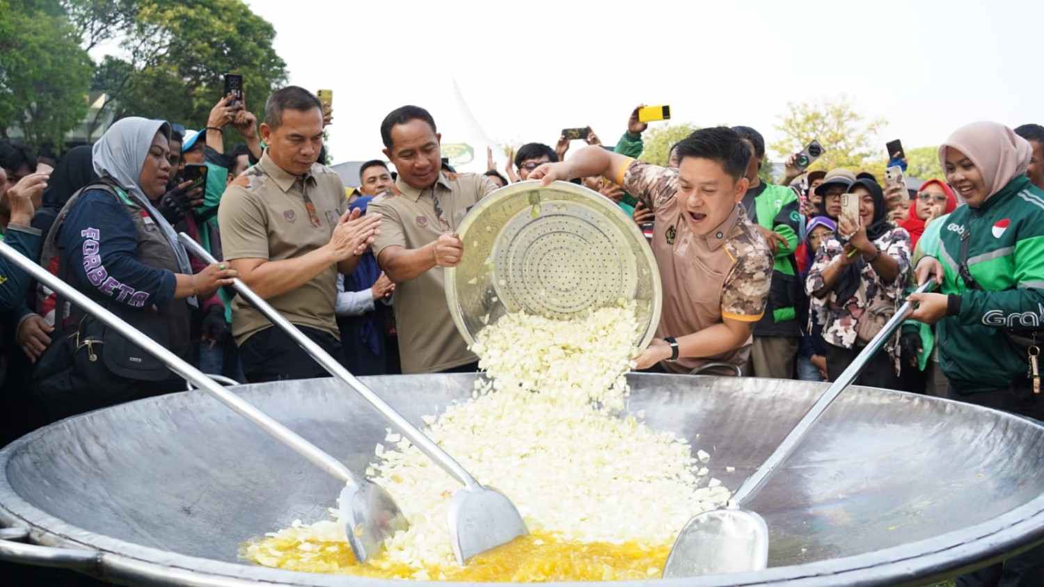 Panglima TNI Hadiri Hit & Eat Kodam Jaya, Perkuat Kebersamaan 1 Panglima TNI Hadiri Hit & Eat Kodam Jaya, Perkuat Kebersamaan