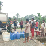Koramil Kuala Kencana Salurkan Air Bersih untuk Warga Kampung Iwaka