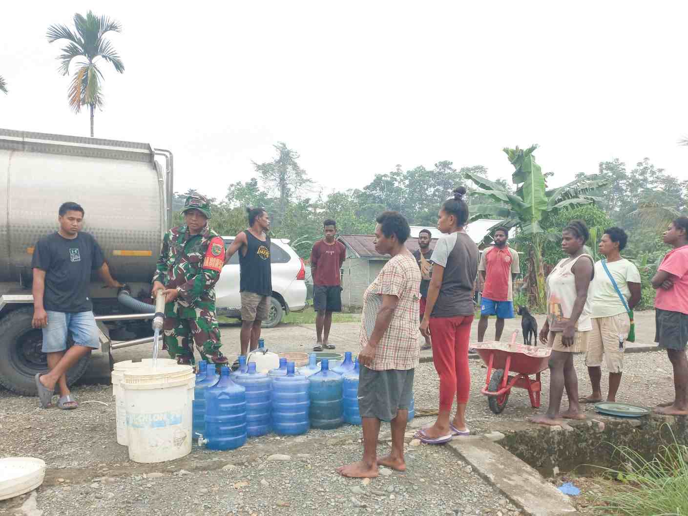 Koramil Kuala Kencana Salurkan Air Bersih untuk Warga Kampung Iwaka