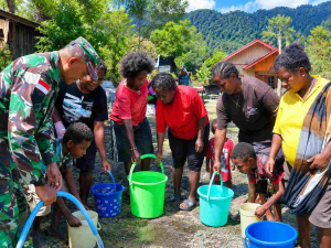 Kodim 1714 Puncak Jaya Salurkan Air Bersih untuk Warga Pagaleme