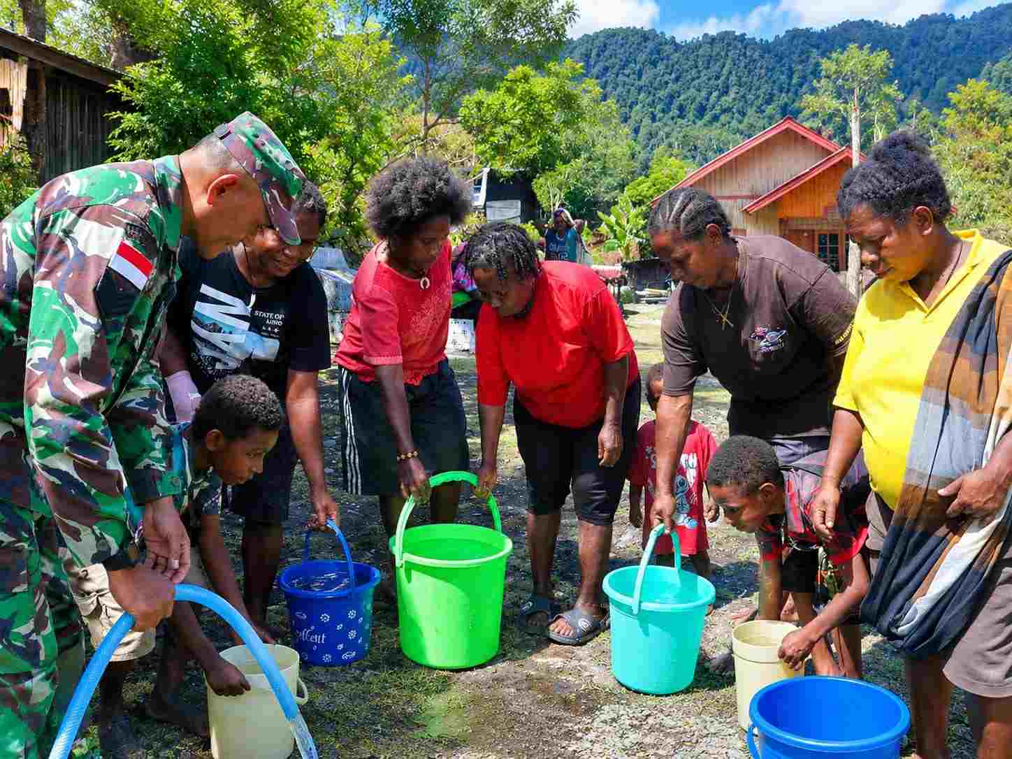 Kodim 1714 Puncak Jaya Salurkan Air Bersih untuk Warga Pagaleme