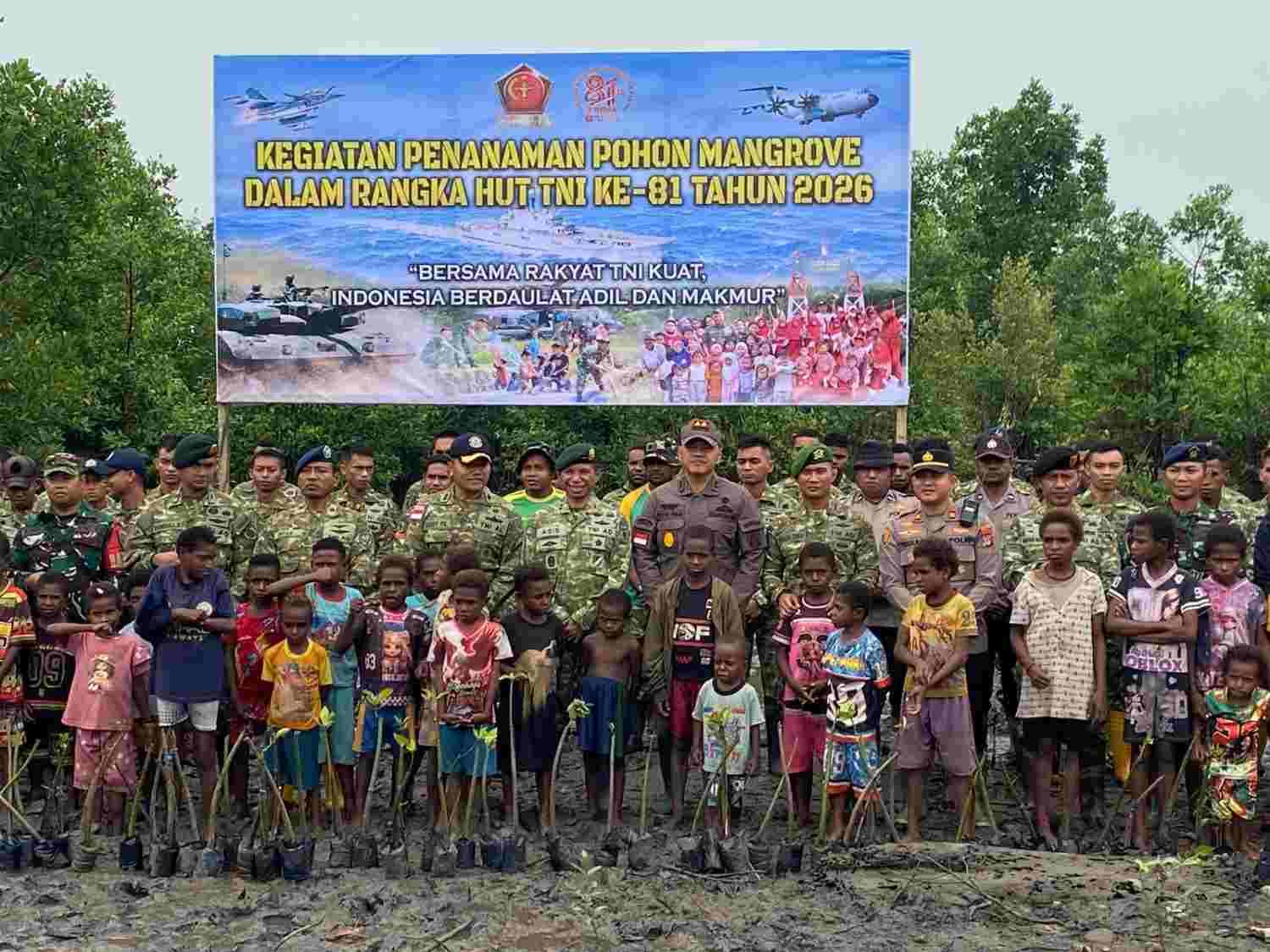 Kodim 1710/Mimika Tanam Mangrove di Pesisir Poumako Sambut HUT ke-81 TNI