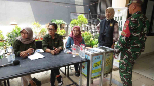 Babinsa Matraman Amankan Penyaluran Bantuan Beras untuk Warga Utan Kayu Selatan