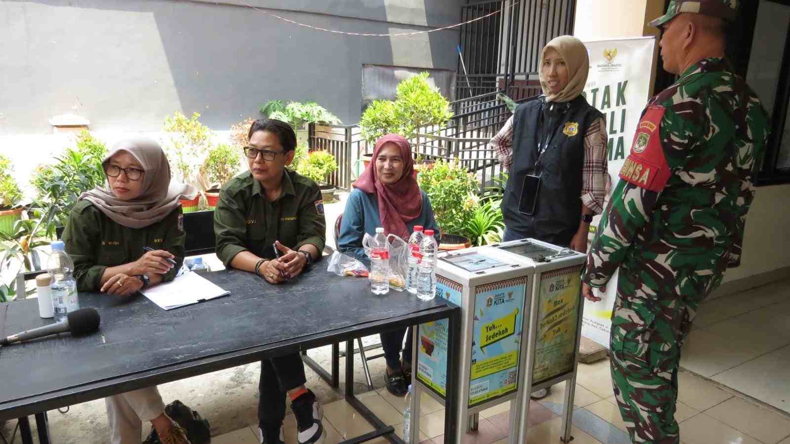 Babinsa Matraman Amankan Penyaluran Bantuan Beras untuk Warga Utan Kayu Selatan