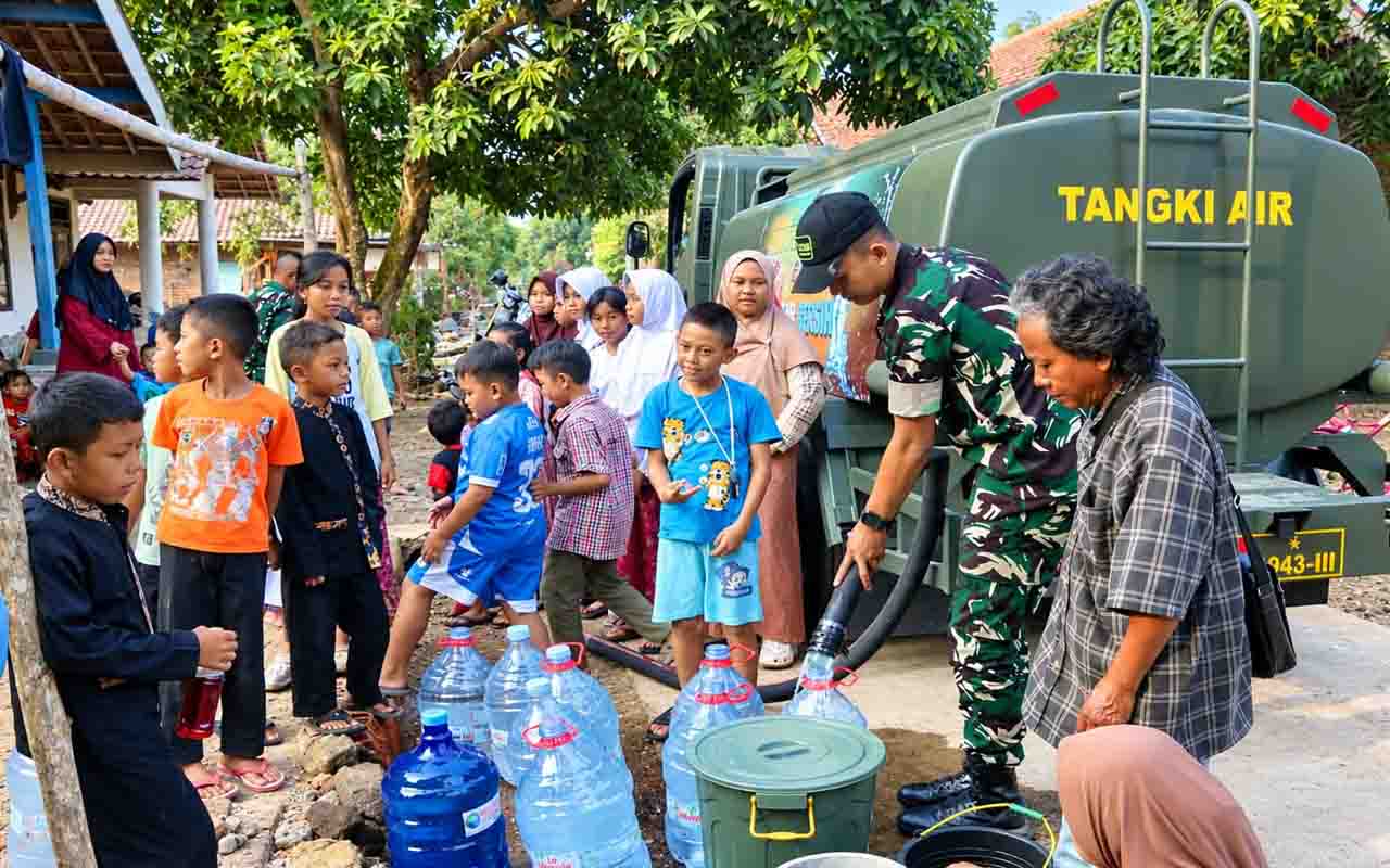 Sumur Kering Lima Bulan, Warga Kertajati Girang Lihat Truk Tangki Datang 1 Sumur Kering Lima Bulan, Warga Kertajati Girang Lihat Truk Tangki Datang