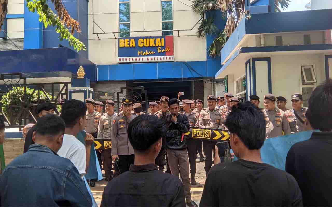Murid Belajar, Rokok Beredar? Dugaan PR di Sekolah Sumenep Dipersoalkan