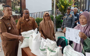 Bantuan Pangan Disalurkan, 1.749 Keluarga di Jatisari Terima 30 Kg Beras