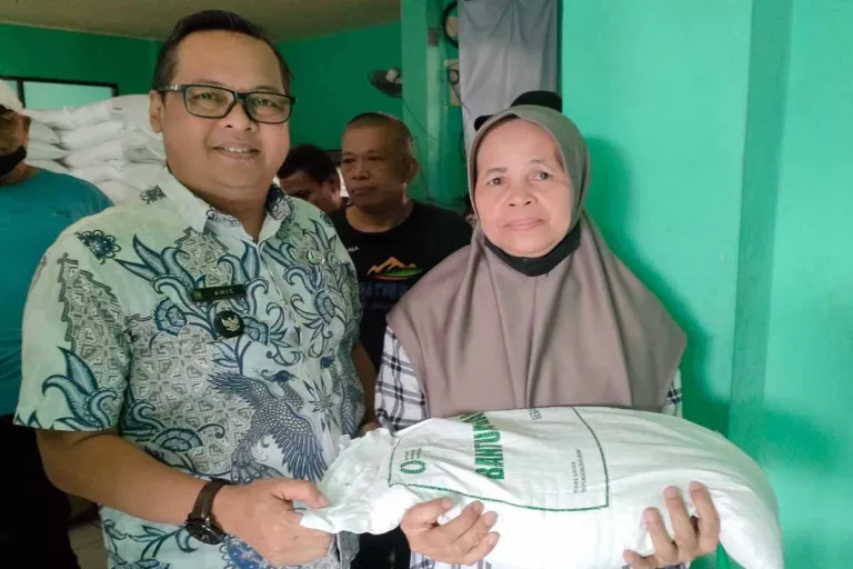 5.634 Karung Beras Disalurkan ke 1.878 Warga Kelurahan Jakasetia