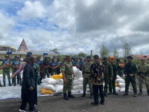 12,5 Ton Beras ASN Tiba di Yahukimo Diangkut Hercules TNI AU