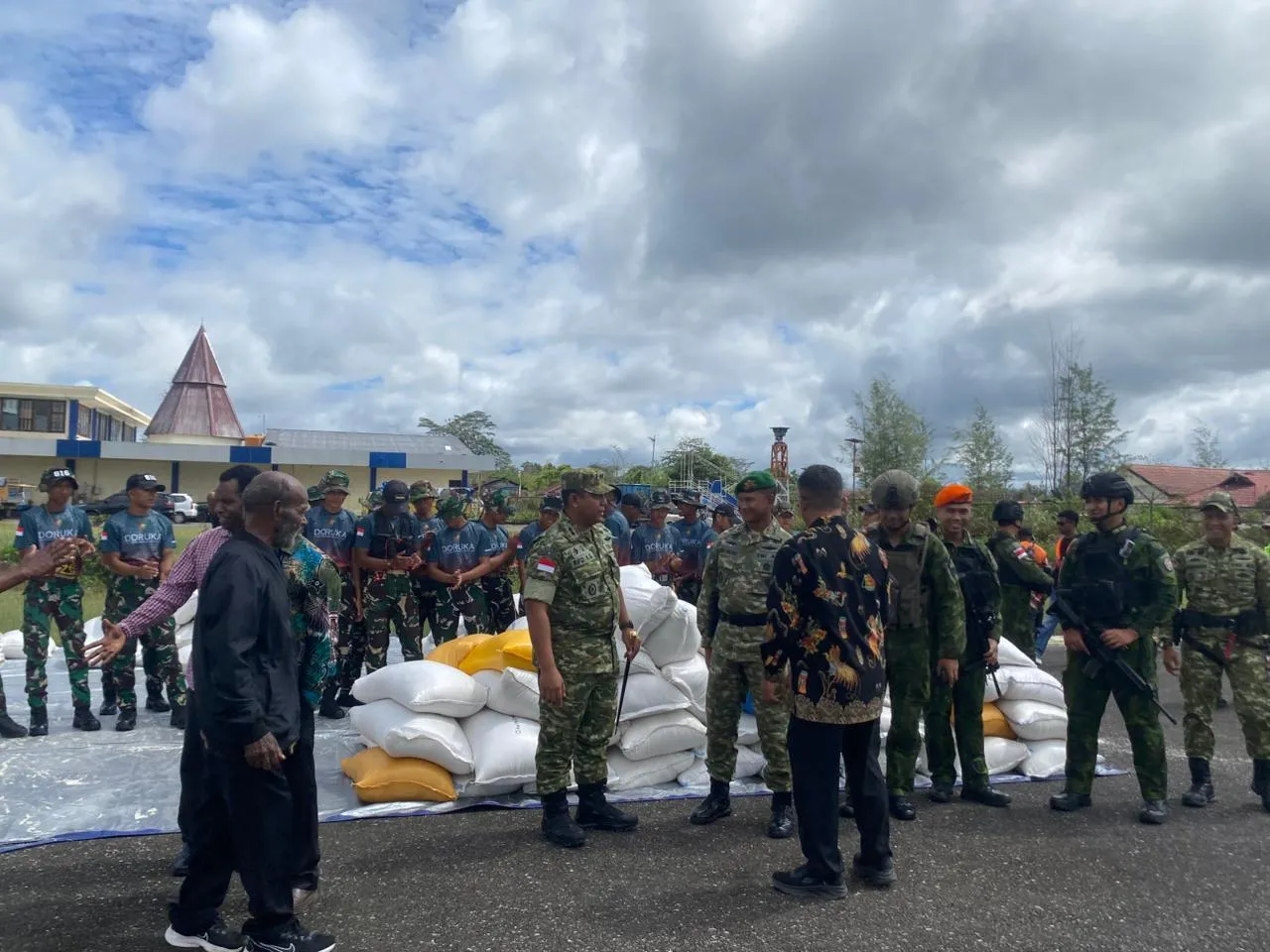 12,5 Ton Beras ASN Tiba di Yahukimo Diangkut Hercules TNI AU 1 12,5 Ton Beras ASN Tiba di Yahukimo Diangkut Hercules TNI AU