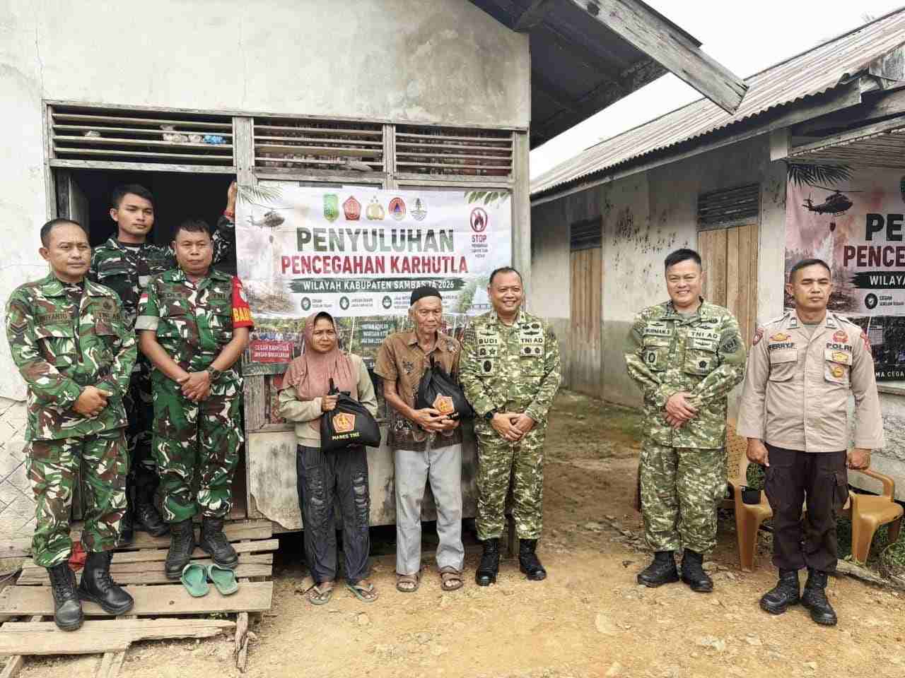 TNI Perkuat Pencegahan Karhutla Lewat Penyuluhan Door to Door di Sambas