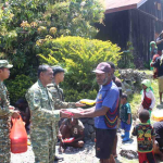HUT Ke-81 TNI, Kodim 1714 Puncak Jaya Berbagi Kasih dengan Warga